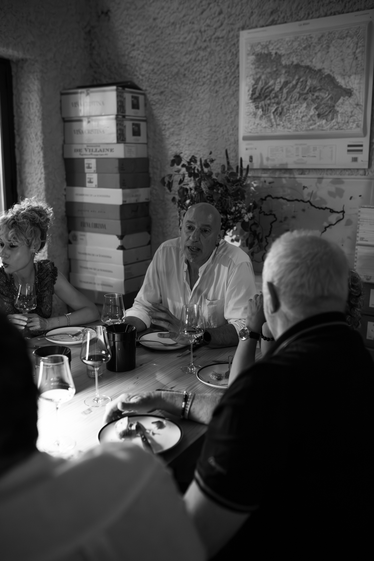 Txema Gotxi presentando los vinos de Bat Gara a los comensales en Roots Logroño